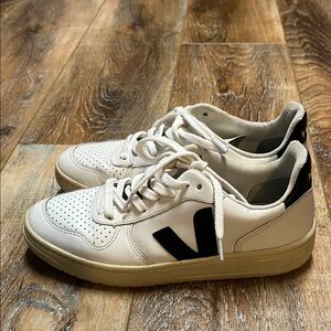 Veja Men's Cream and Black Sneakers